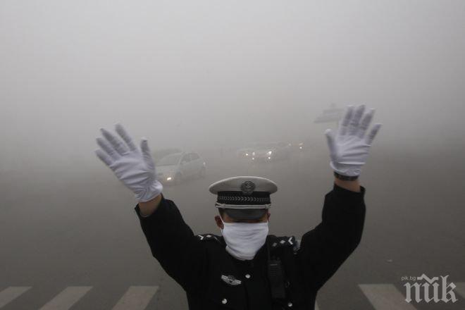 Смог покри Делхи, замърсяването на въздуха скочило 42 пъти над нормата