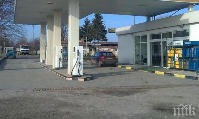 НАШЕСТВИЕ! Гърците масово затварят бензиностанции, пълнят евтино резевоари у нас