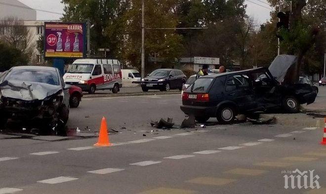 Извънредно! Тежка катастрофа във Варна, линейки извозват ранени (СНИМКИ)