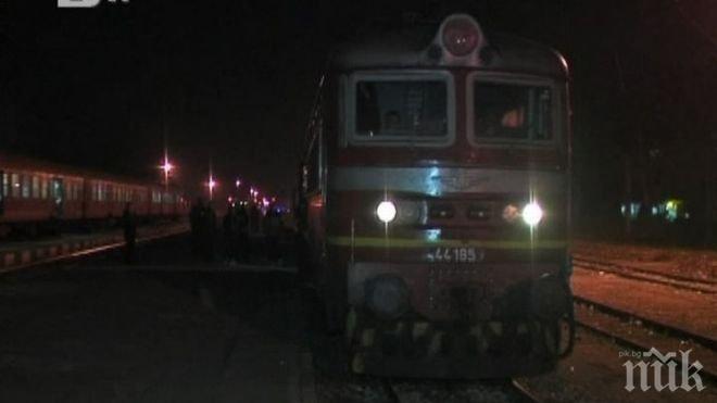 ПЪРВО В ПИК! ПЪЛЕН УЖАС: Пламна влакът Бургас – София, няма ток, пътниците са в паника 
