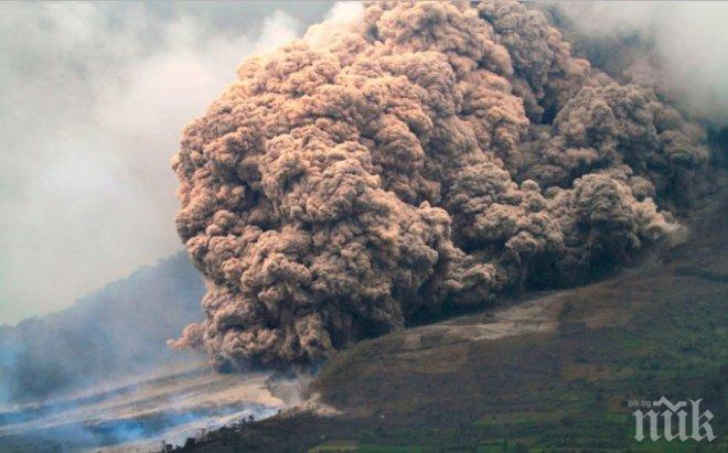 Ново вулканично изригване в Индонезия, вижте огнения гняв на Синабунг (ВИДЕО)