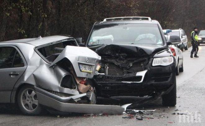 КОШМАР В ПЛОВДИВ! Поне седем са ранени в мелето, тапата на Околовръстното е километрична (СНИМКИ)