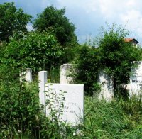 Роми атакуваха гробището в Казанлък