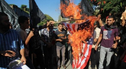 иранци гориха американски знамена