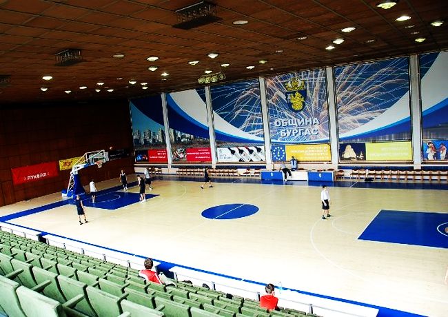 Смениха настилката на спортна зала в Бургас