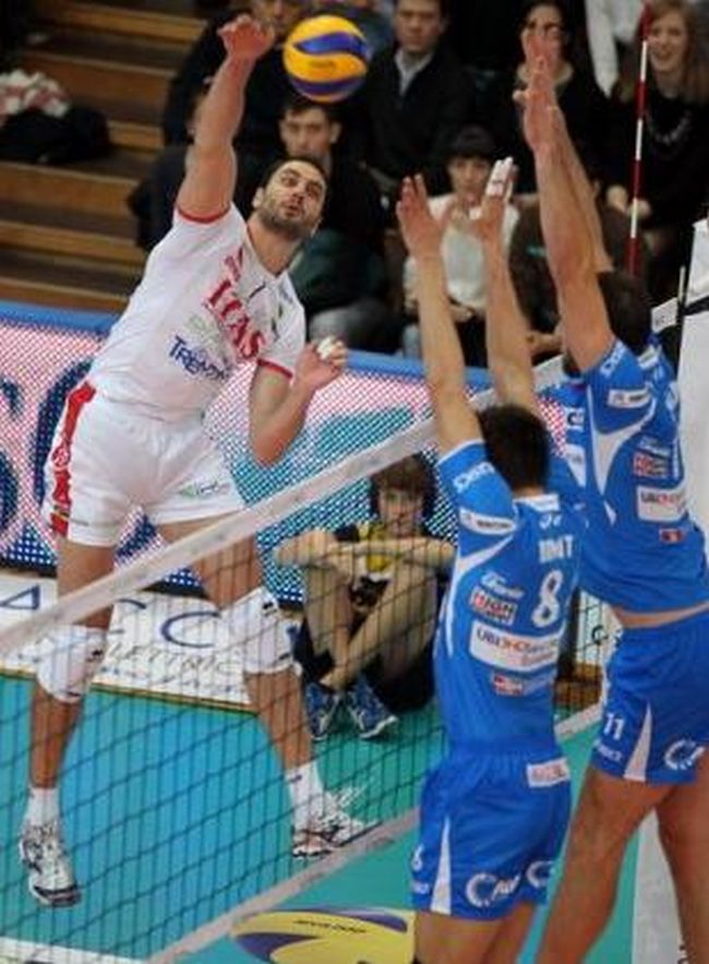 Казийски разгроми Цецо Соколов в Италия