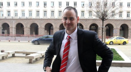 спортният министър хвърля полицейските пагони