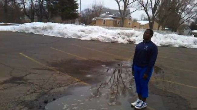 Мъж едва не се удави в дупка на пътя (видео)