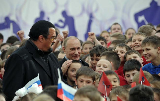 Путин и Стивън Сегал рамо до рамо в Самбо 70 (Снимки)