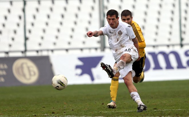 Славия напердаши Миньор, Миро Андонов с дебют и като вратар