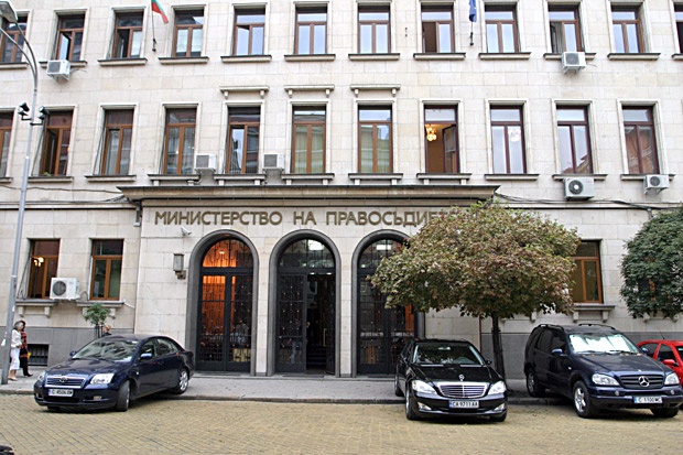 Правосъдният министър е бил съдия в Косово