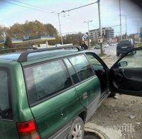 Дупка-гигант погълна половината кола на варненец (СНИМКИ)