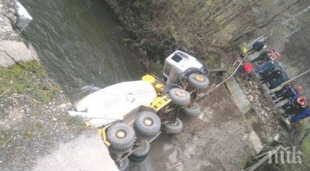 екшън пътя дупница самоков бетоновоз събори стълб