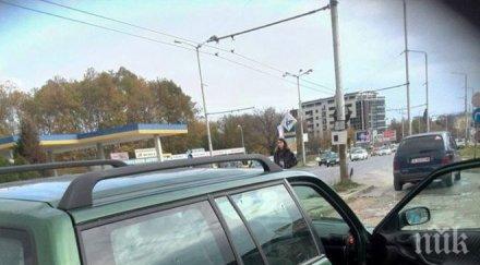 дупка гигант погълна половината кола варненец снимки