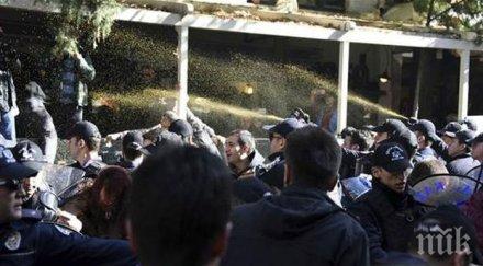 турция става напечено полицията атакува протестиращи арестите сълзотворен газ