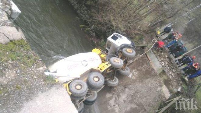 Екшън на пътя Дупница-Самоков! Бетоновоз събори стълб
