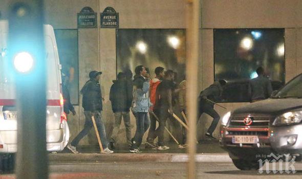 ЕКСКЛУЗИВНО В ПИК: В Париж е страшно! Мигрантите се бунтуват, млатят се с дървени колове! (СНИМКИ/ВИДЕО)