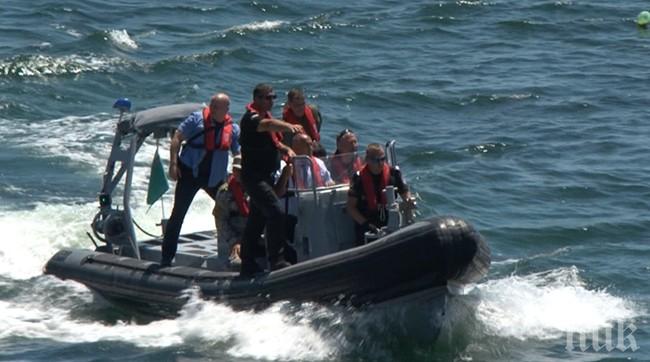 44-ма все още липсват, след като моторница с работници потъна в сряда