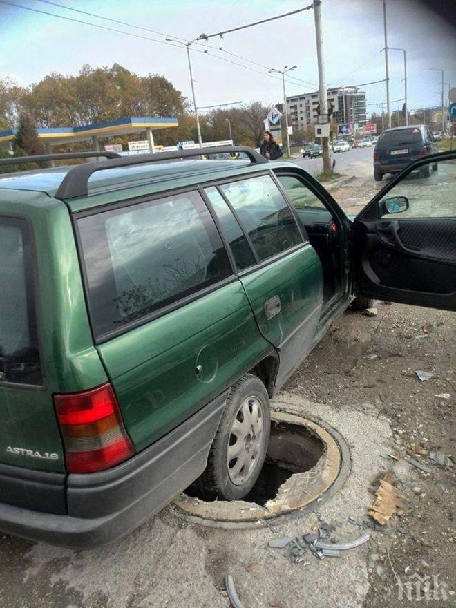 Дупка-гигант погълна половината кола на варненец (СНИМКИ)