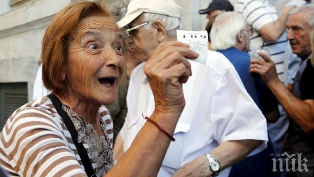 Нов шок в Гърция! Режат по 50 евро на пенсионерите със задна дата