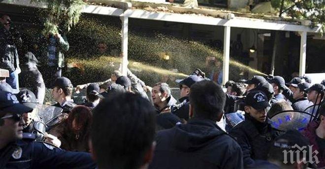 В Турция става напечено: Полицията атакува протестиращи срещу арестите със сълзотворен газ