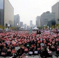 Десетки хиляди поискаха оставката на Пак Кън Хе с протест в Сеул