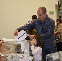 Цветан Цветанов пусна бюлетини със семейството си: Гласувах за стабилност (СНИМКИ)