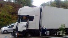 Два ТИР-а се удариха на пътя Ново село- Ихтиман- един човек пострада