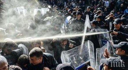 безредици истанбул полицията разпръсна протестанти сълзотворен газ водни струи