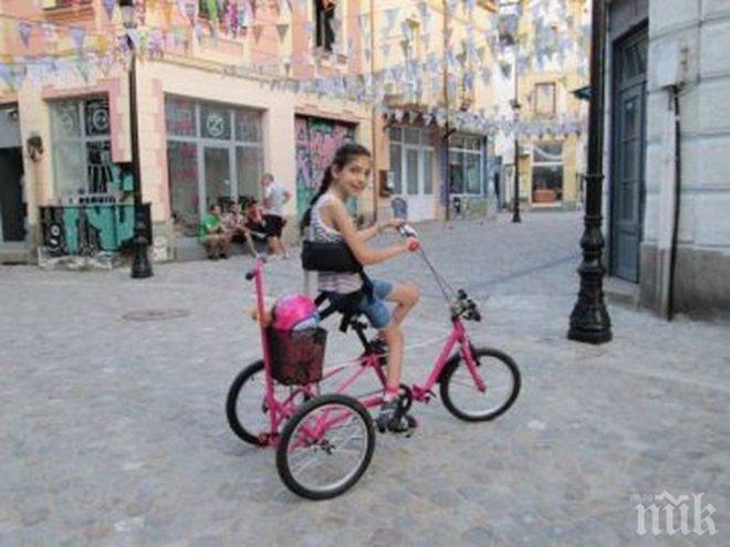 Болната Вики от Пловдив пак е щастлива - получи нов специален велосипед