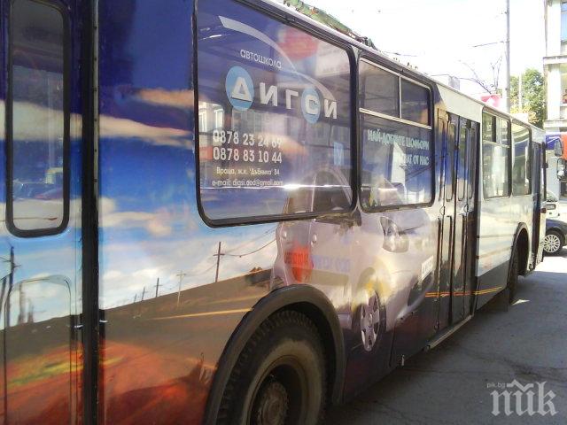 Храбър ватман угаси горящ тролей във Враца