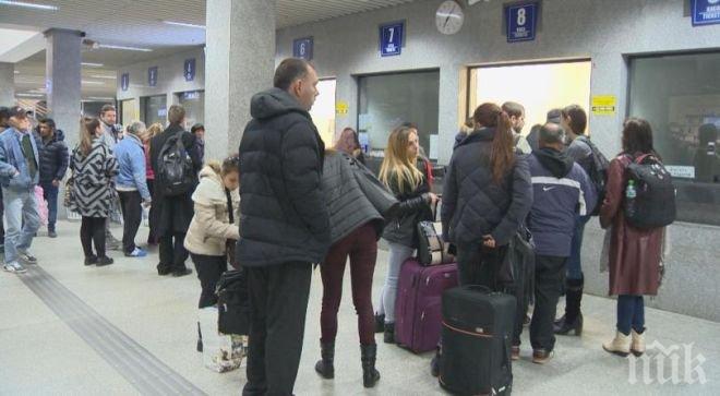 ХАОСЪТ ПРОДЪЛЖАВА! Закъснението на влаковете от и за София е над 100 минути, пътниците са блокирани повече от 4 часа