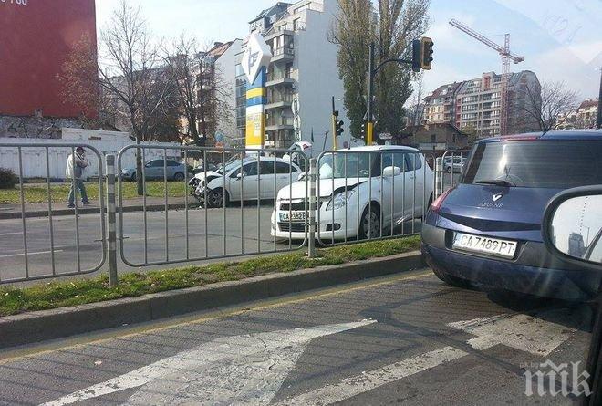 ПЪРВО В ПИК! Тежка катастрофа в София, две коли се удариха на бул. Тодор Александров (СНИМКИ)
