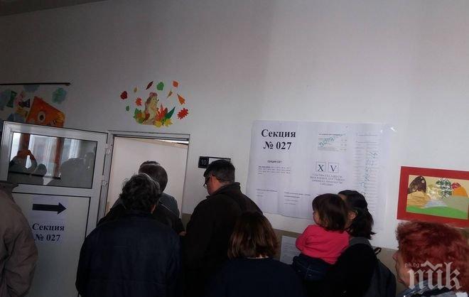 ИЗВЪНРЕДНО В ПИК! Огромни опашки се извиха пред изборните секции (СНИМКА)
