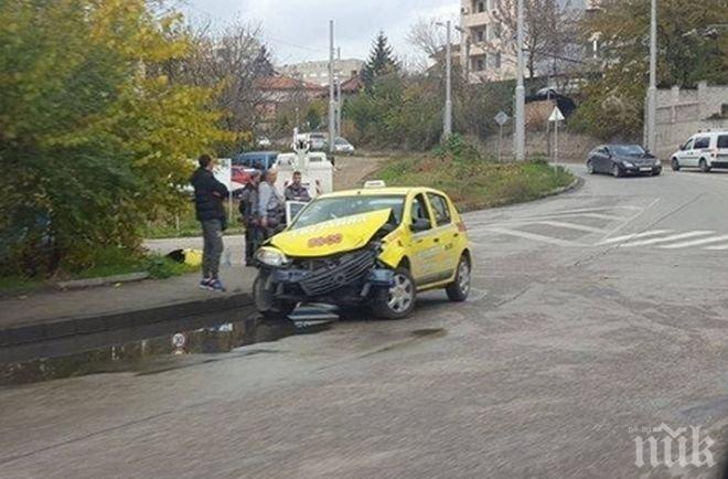 Помляха такси на кръстовище в Плевен (СНИМКИ)