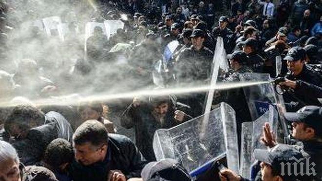 Погром в Гърция! Бой с полицаи и безредици на митинг на Златна зора