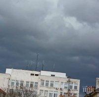 СТАВА СТРАШНО! Тъмен облак надвисна над София! Ураган брули столицата, паднаха първите капки 