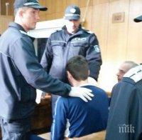 СКАНДАЛ! Двойният убиец от Пазарджик скочи на бой в съдебната зала, четирима полицаи го озаптяват, пращат го в психиатрия