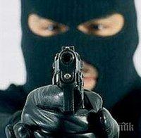 Като на кино! Мъж се облече като полицай и нахлу в дома на старица! Други двама с качулки тършували из къщата