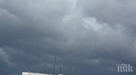 става страшно тъмен облак надвисна софия ураган брули столицата паднаха първите капки
