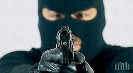 кино мъж облече полицай нахлу дома старица двама качулки тършували къщата