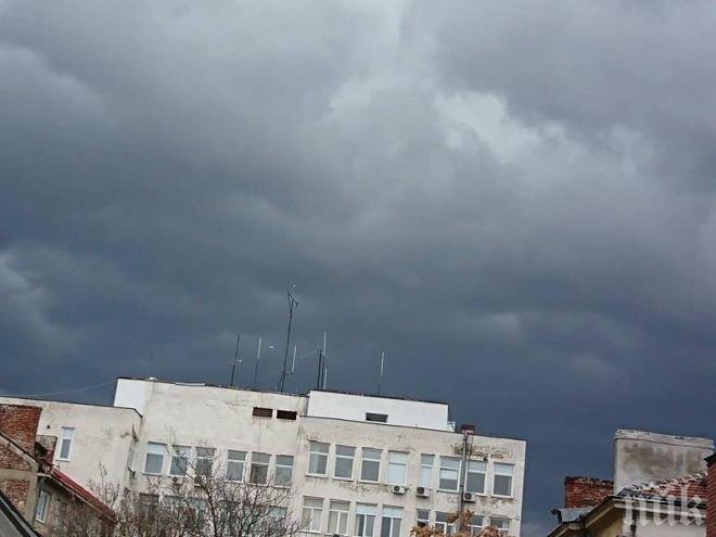 СТАВА СТРАШНО! Тъмен облак надвисна над София! Ураган брули столицата, паднаха първите капки 