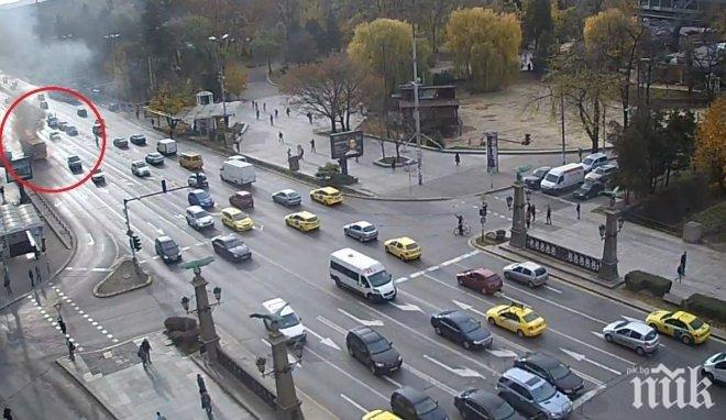 ПИК TV: Изгасиха пламналия автобус на Орлов мост