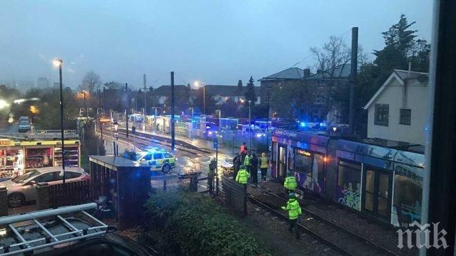 ЖЕСТОКО НАРУШЕНИЕ! Дрямка на ватмана може да е причинила дерайлирането на трамвая в Лондон, жертвите вече са 7