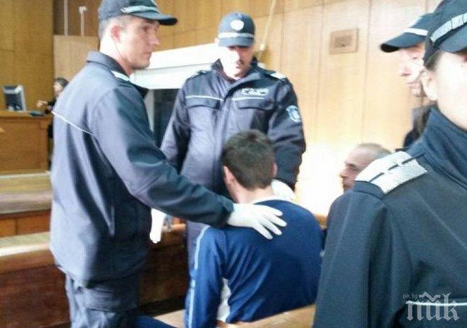 СКАНДАЛ! Двойният убиец от Пазарджик скочи на бой в съдебната зала, четирима полицаи го озаптяват, пращат го в психиатрия