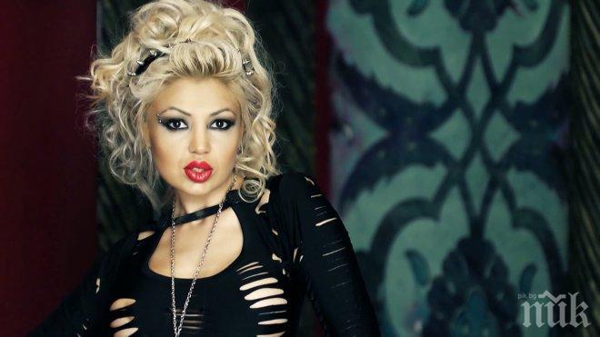 Чалгаджийка изпъчи бомби в нета (СНИМКА 18+)