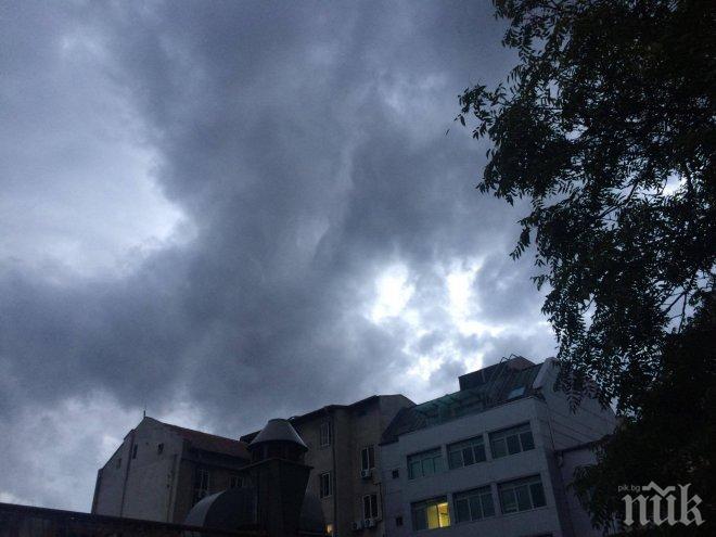 В София стана страшно! Дъждът се усилва, гърми и трещи! В центъра е адско задръстване