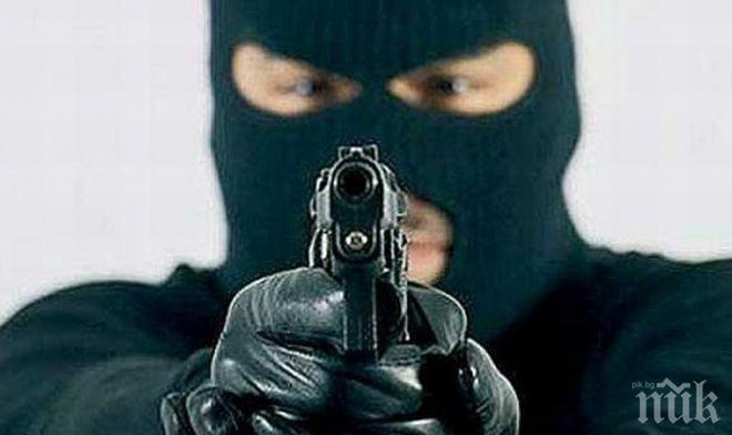 Като на кино! Мъж се облече като полицай и нахлу в дома на старица! Други двама с качулки тършували из къщата