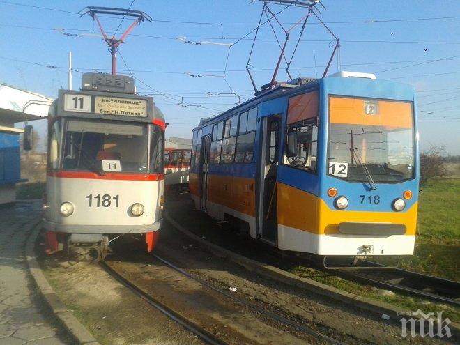 ИЗВЪНРЕДНО! Късо съединение за малко да подпали трамвай в София! Ватманът е откаран в болница