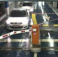 Ужасяващ инцидент! Бариера се строполи върху мъж в столичен мол
